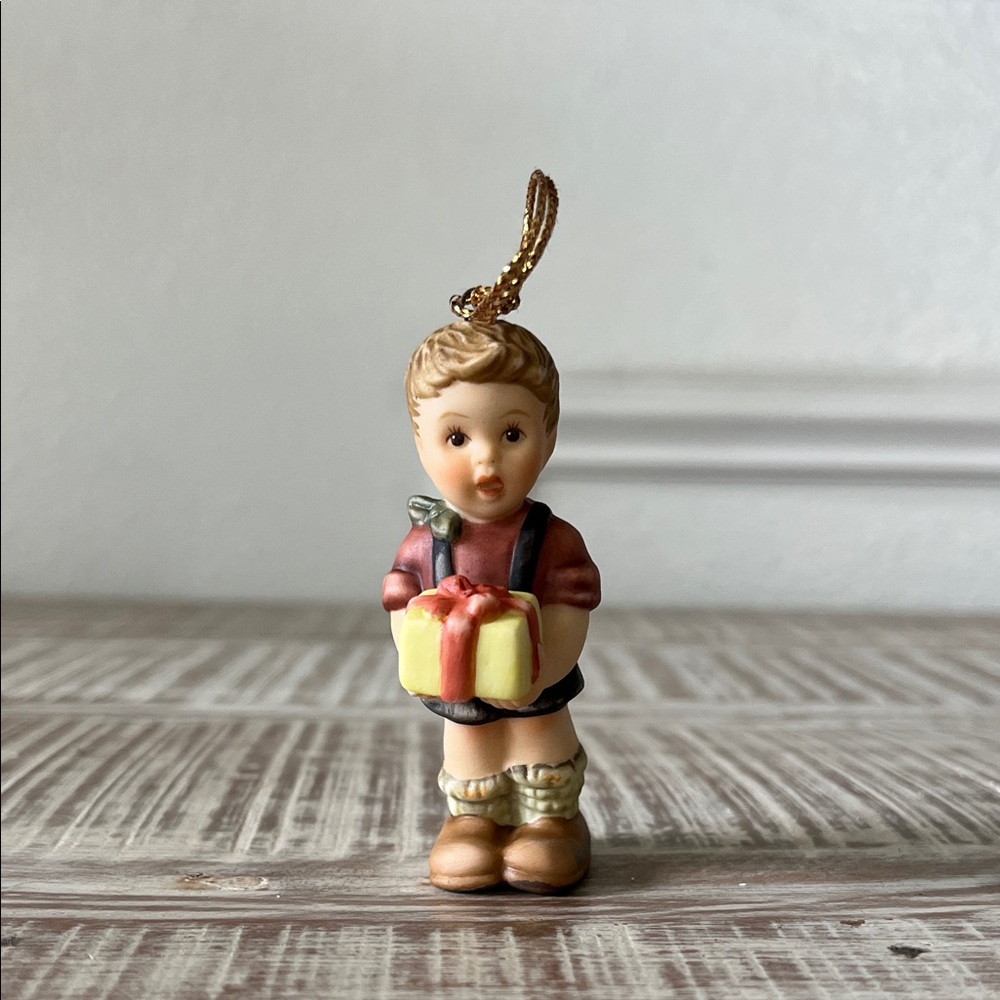 Berta Hummel 2001 "Gift For Daddy" Ornament